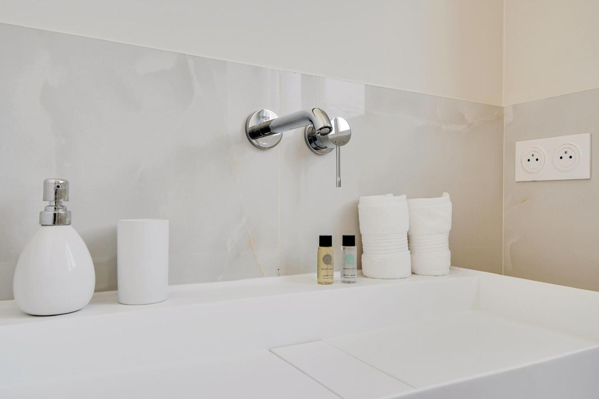 Suite Deluxe 1 By Les Maisons De Charloc Homes Булонь-Бийанкур Экстерьер фото